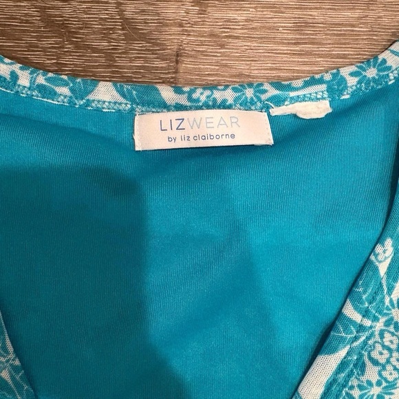 Liz Claiborne Blue Floral Short Sleeve Top- Size M. EUC - Picture 3 of 5